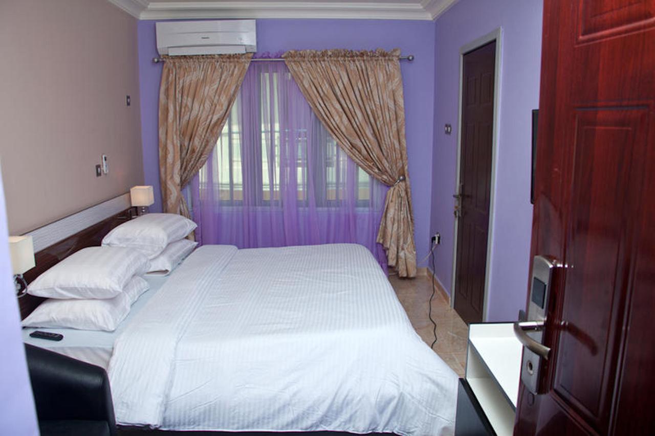 Milestone Hotel Ogombo Buitenkant foto