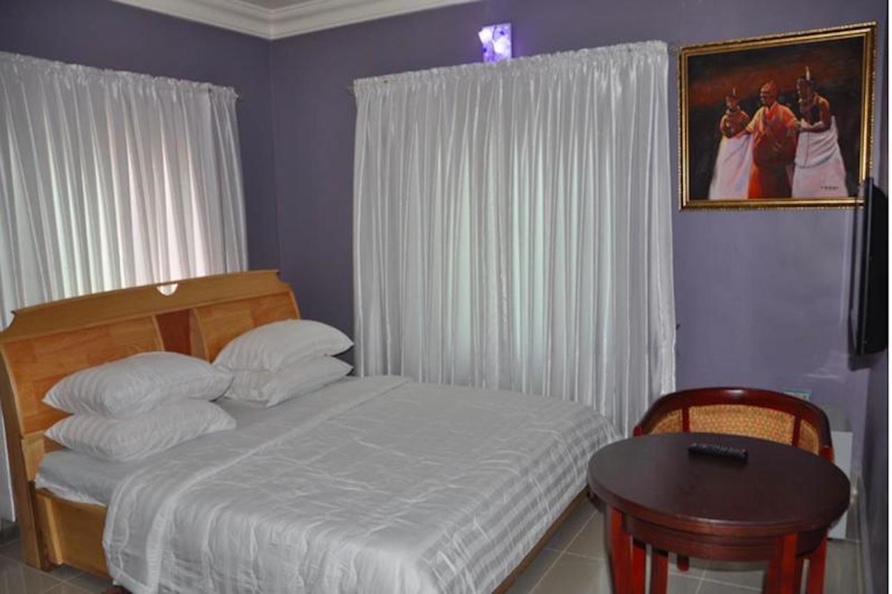Milestone Hotel Ogombo Buitenkant foto