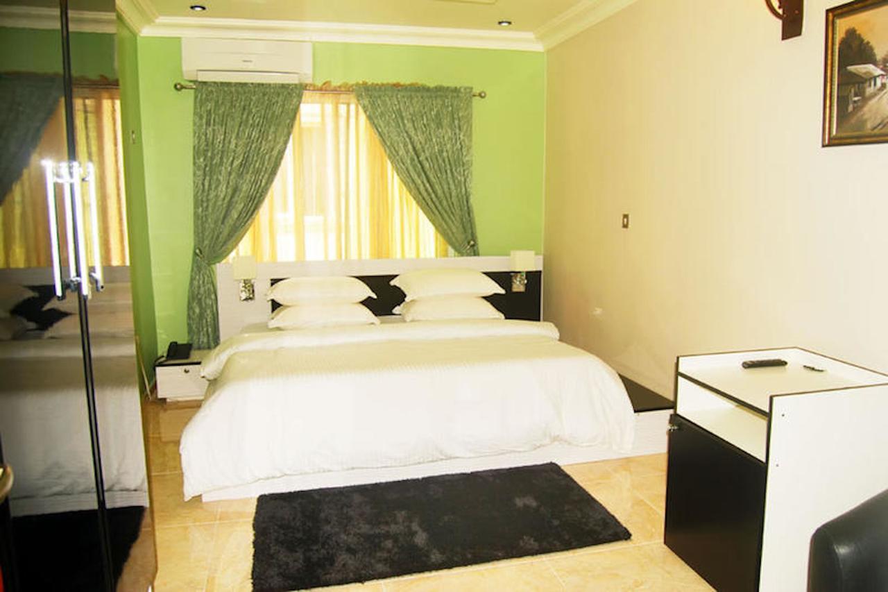Milestone Hotel Ogombo Buitenkant foto