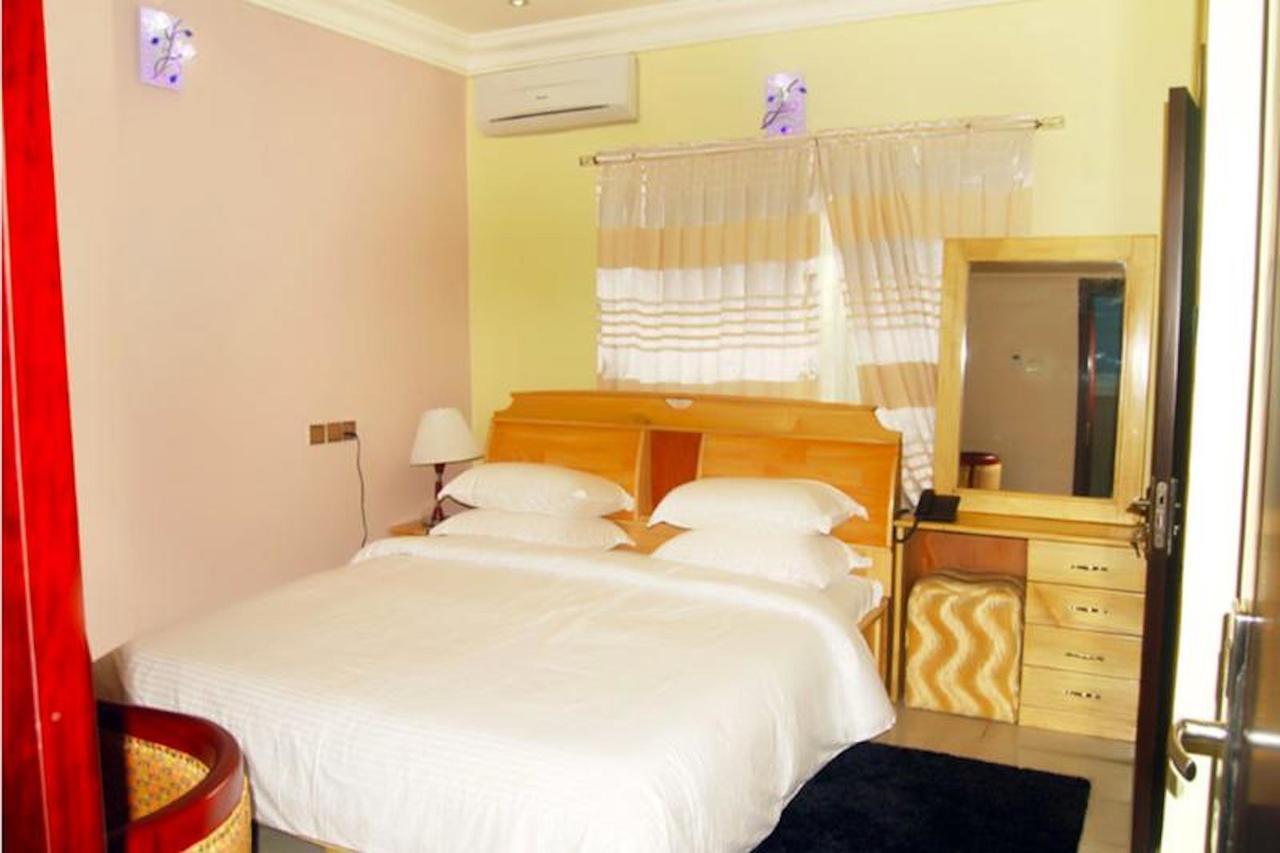 Milestone Hotel Ogombo Buitenkant foto
