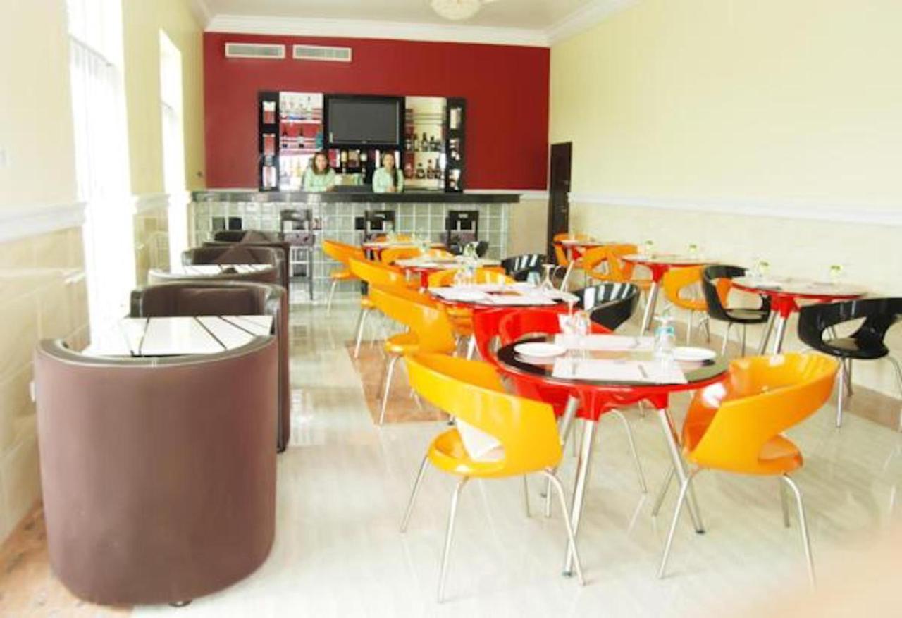 Milestone Hotel Ogombo Buitenkant foto