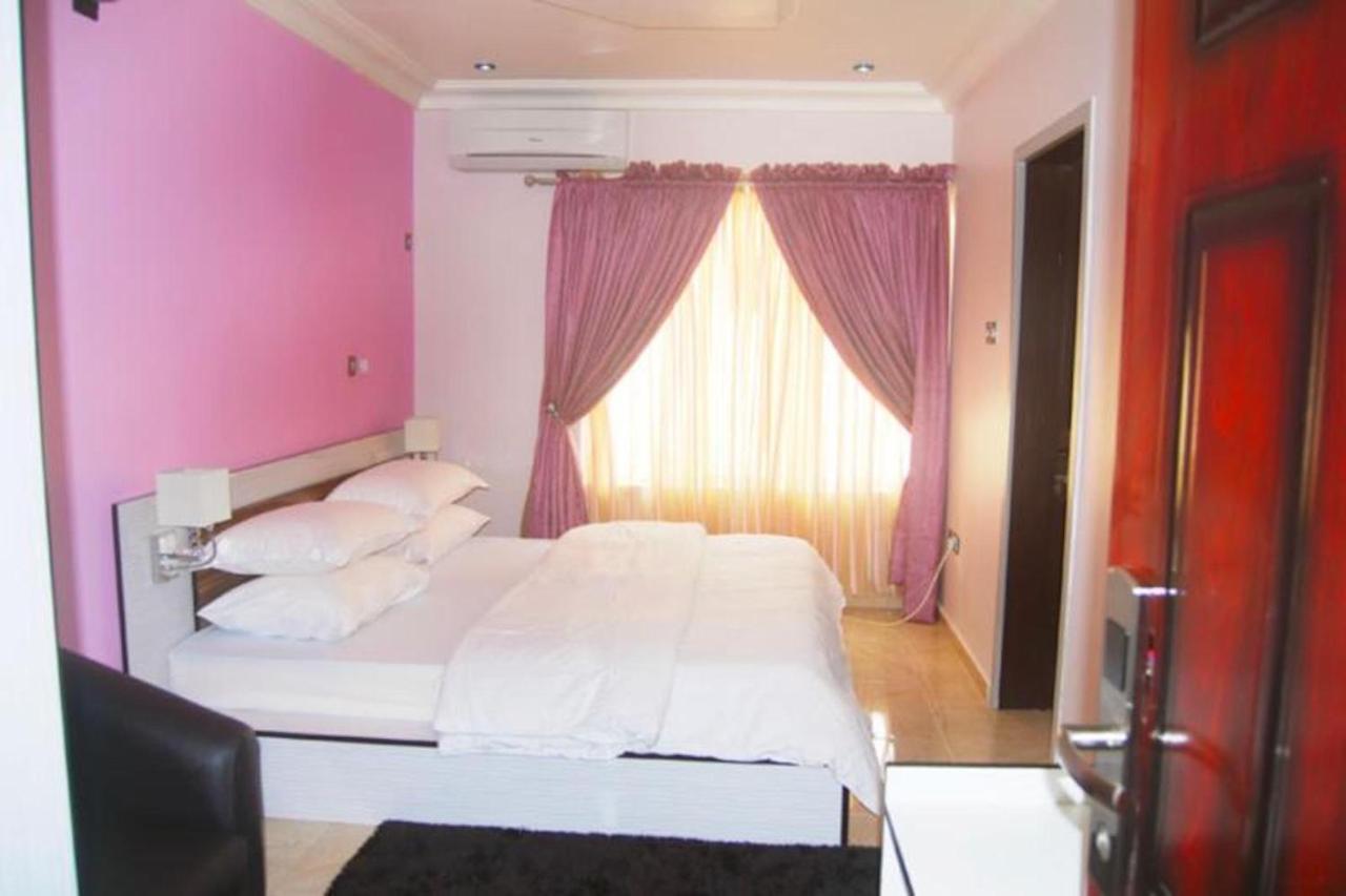 Milestone Hotel Ogombo Buitenkant foto