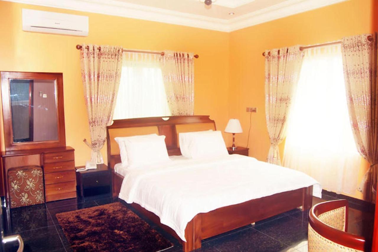 Milestone Hotel Ogombo Buitenkant foto