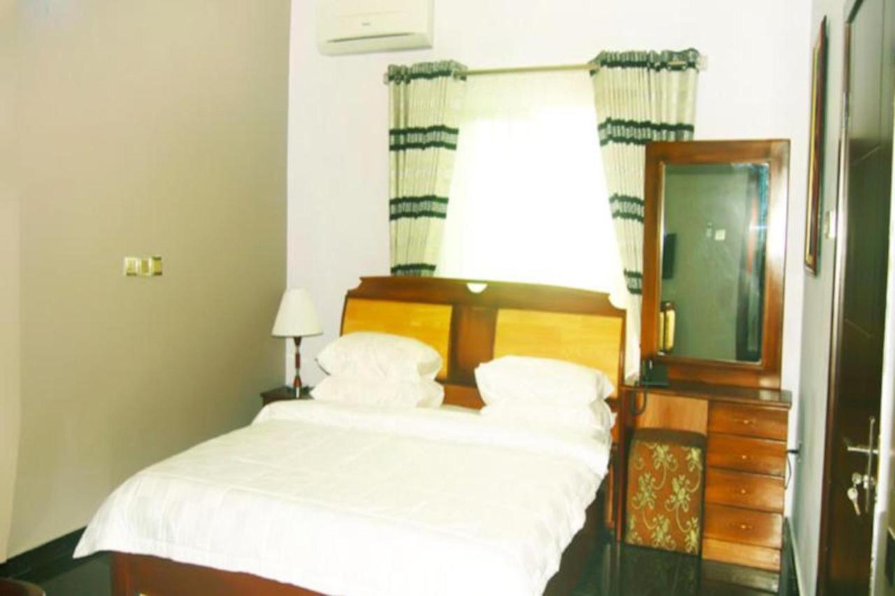 Milestone Hotel Ogombo Buitenkant foto