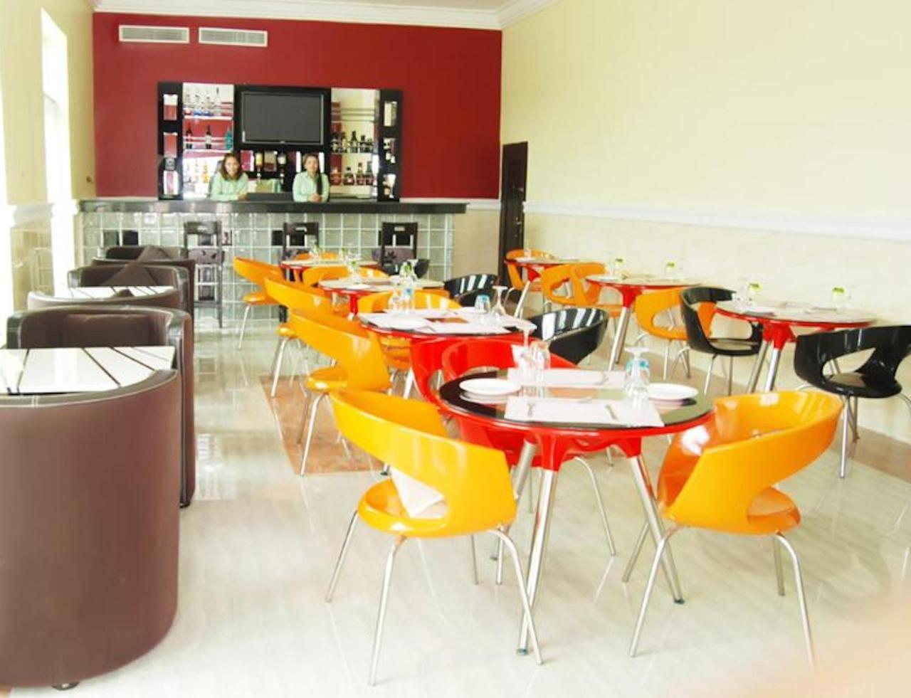 Milestone Hotel Ogombo Buitenkant foto